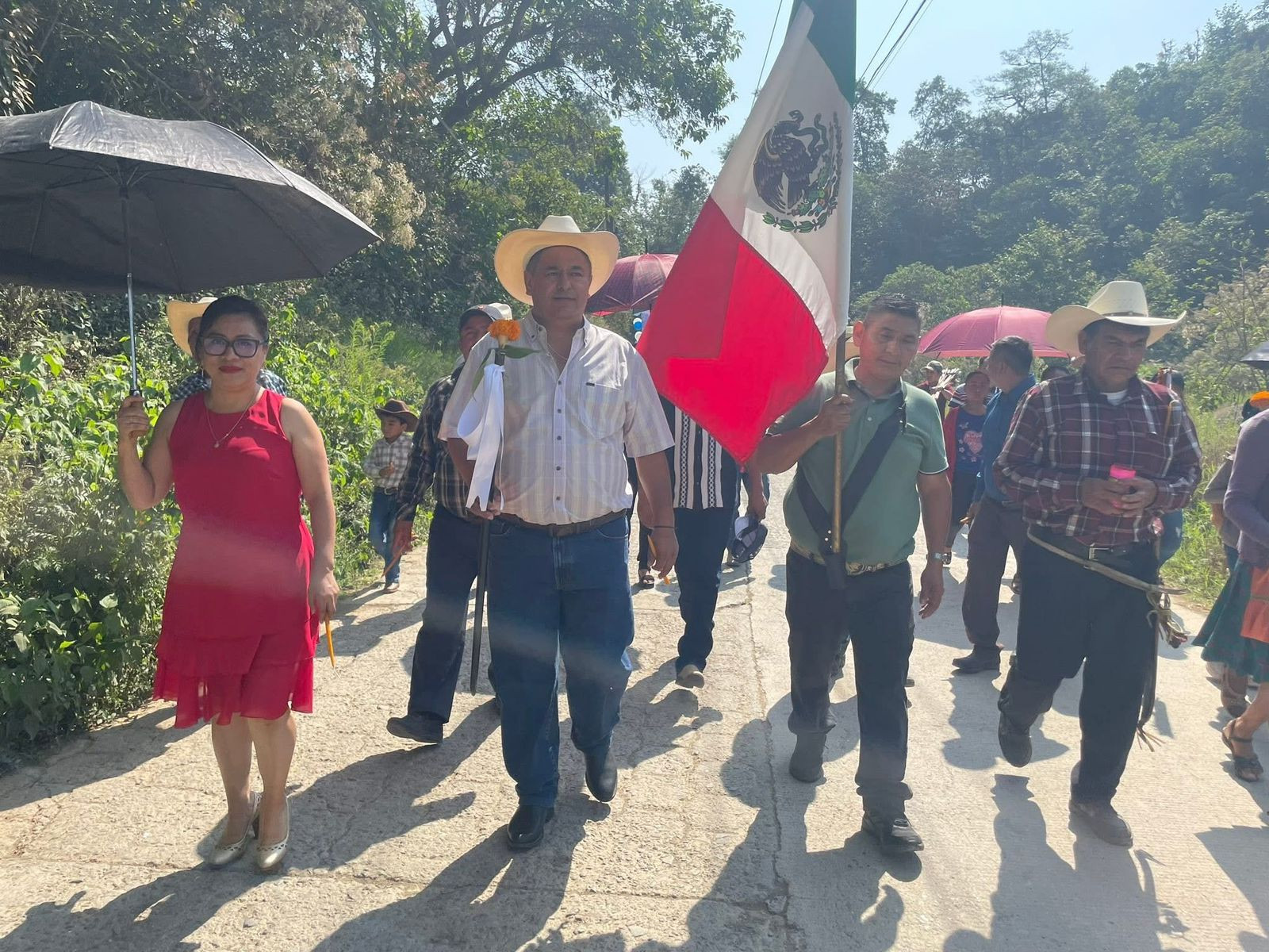 El día de ayer, acompañado de mi esposa, asistimos a la inauguración de la feria del chile serrano